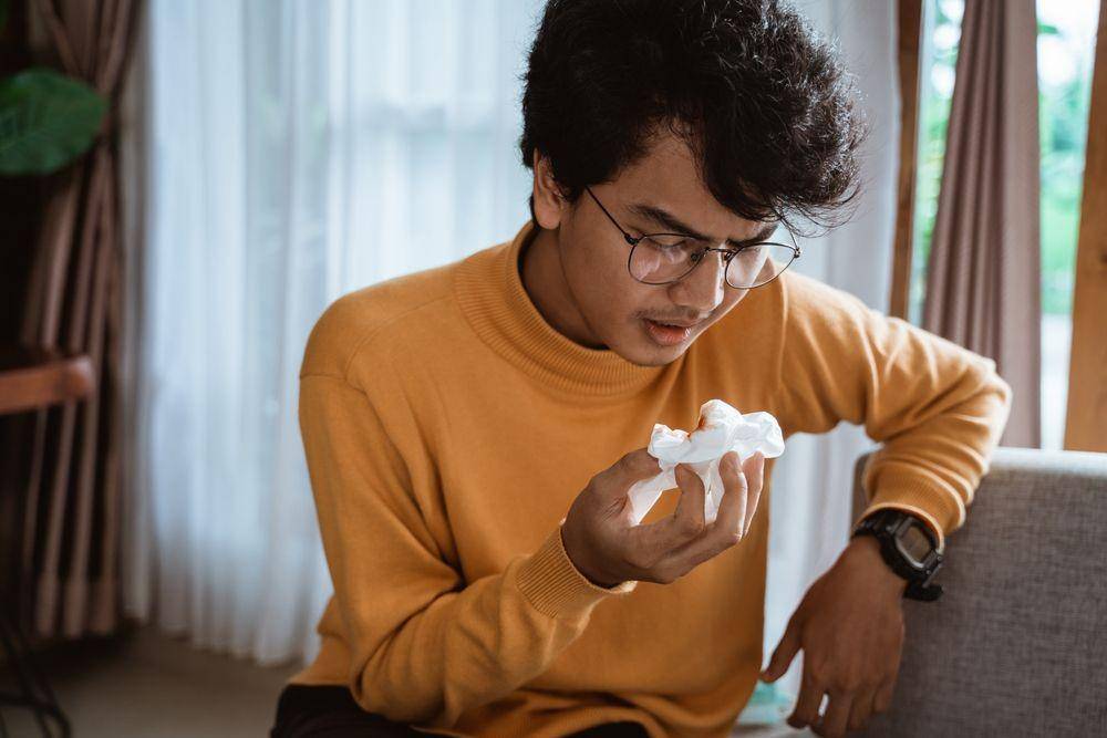 Ilustrasi seseorang yang mengalami batuk berdarah. (ShutterStock/OduaImages)