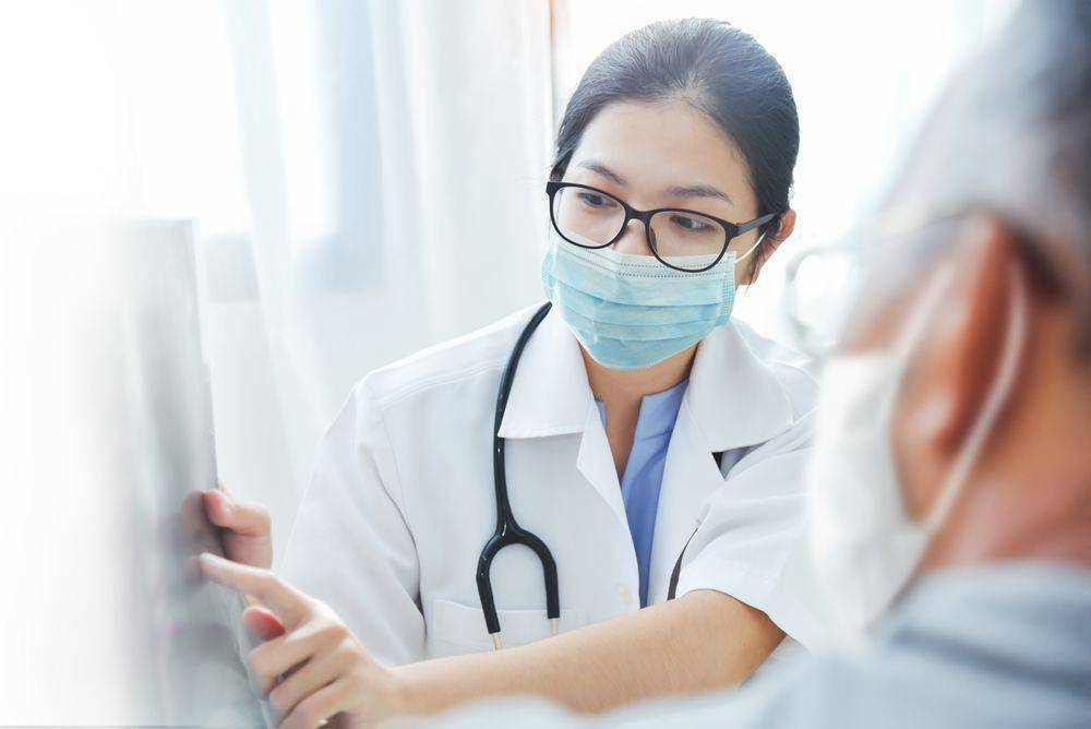 Seorang dokter tengah memberi penjelasan kepada pasiennya. (ShutterStock/Eggeegg)