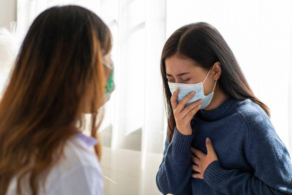 Mencegah penularan dengan menutup hidung dan mulut. (ShutterStock/SupavadeeButradee)