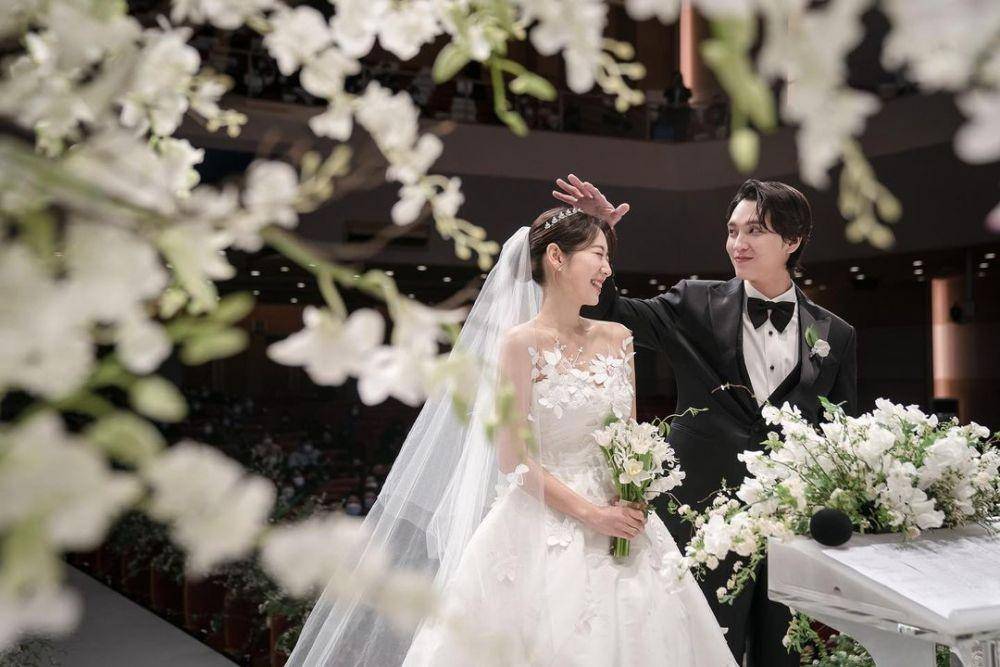 Busana Pengantin Off The Shoulder (instagram.com/ssinz7)