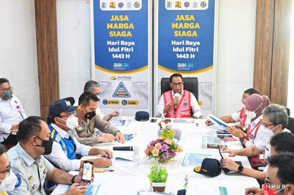 Menteri Perhubungan Budi Karya Sumadi lalukan pengecekan simulasi penerapan rekayasa lalu lintas di jalan tol arah Cikampek jelang lebaran 2022 (Dok.BKIP Kemenhub)