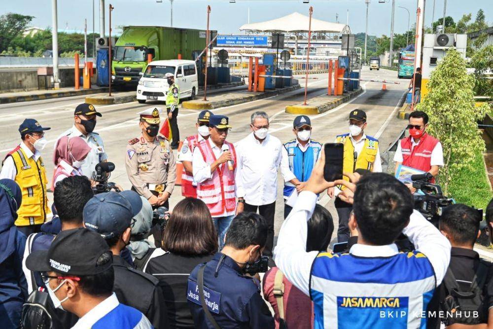 Menteri Perhubungan Budi Karya Sumadi lalukan pengecekan simulasi penerapan rekayasa lalu lintas di jalan tol arah Cikampek jelang lebaran 2022 (Dok.BKIP Kemenhub)