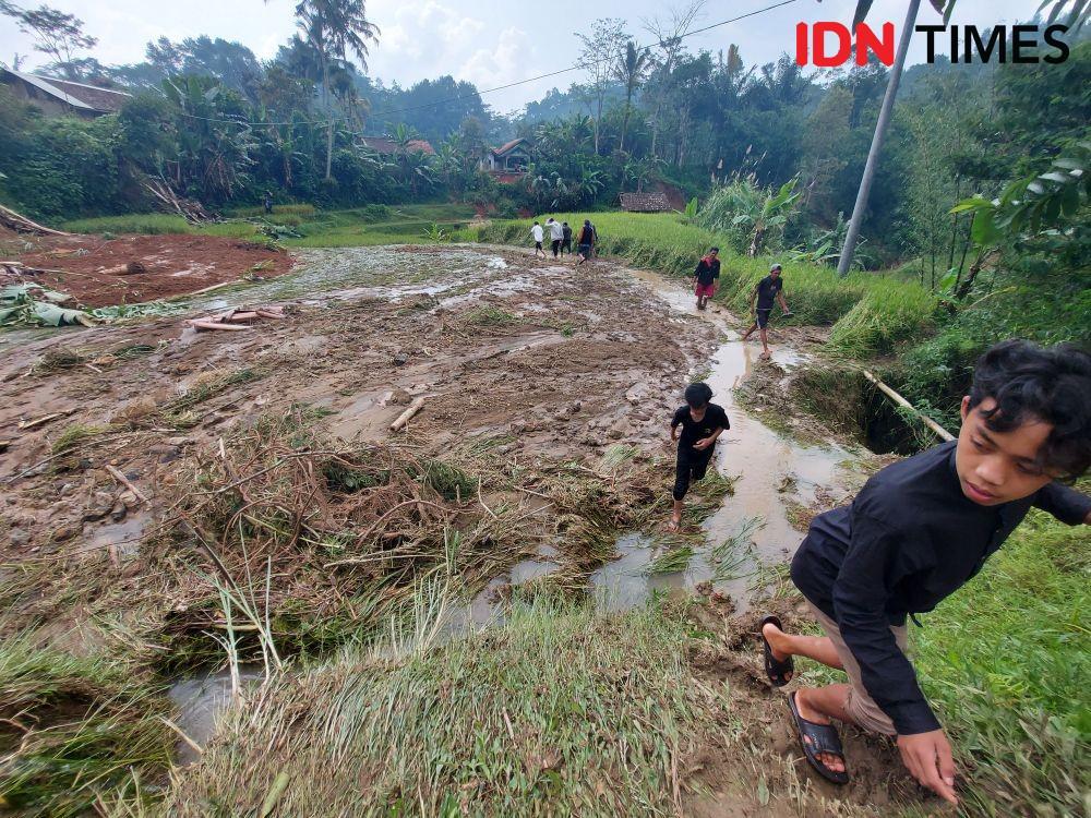 Bocah Hilang Ditelan Longsor KBB, Personel Lakukan Susur Sungai