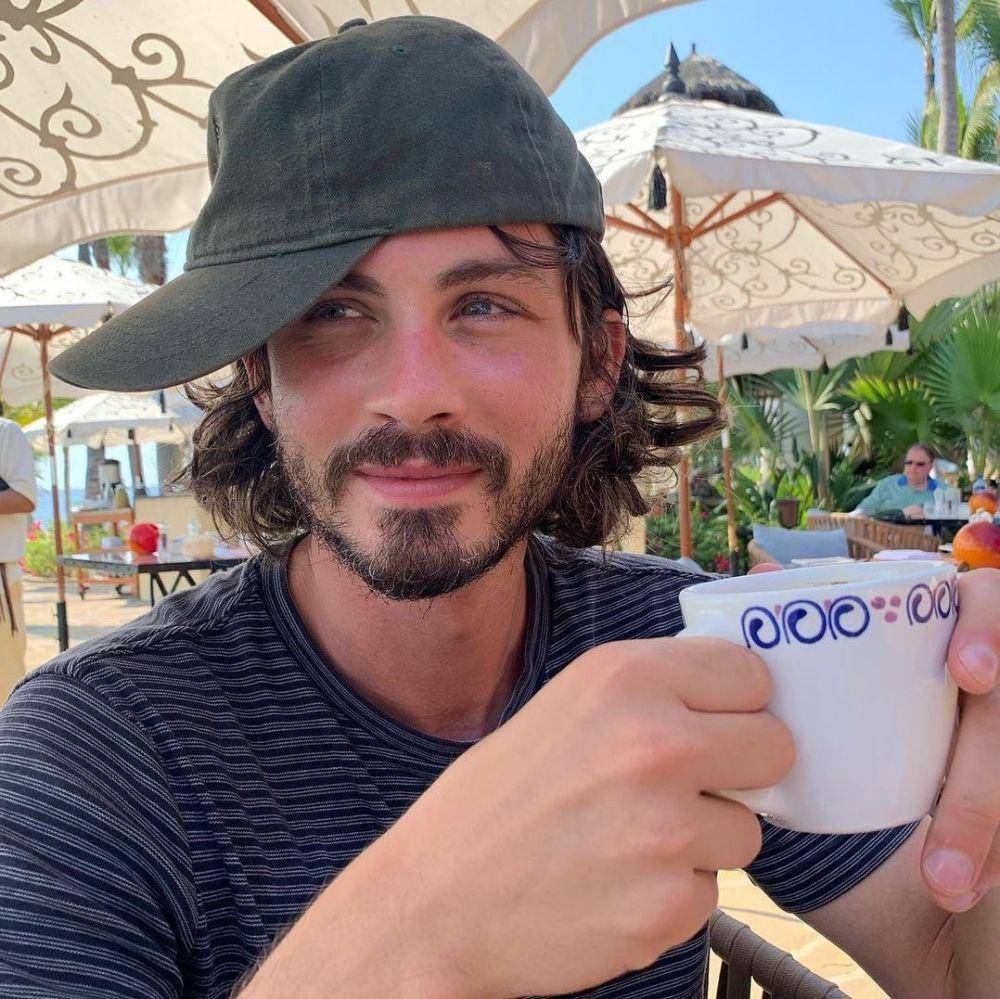 Potret Logan Lerman (instagram.com/lermandaily)