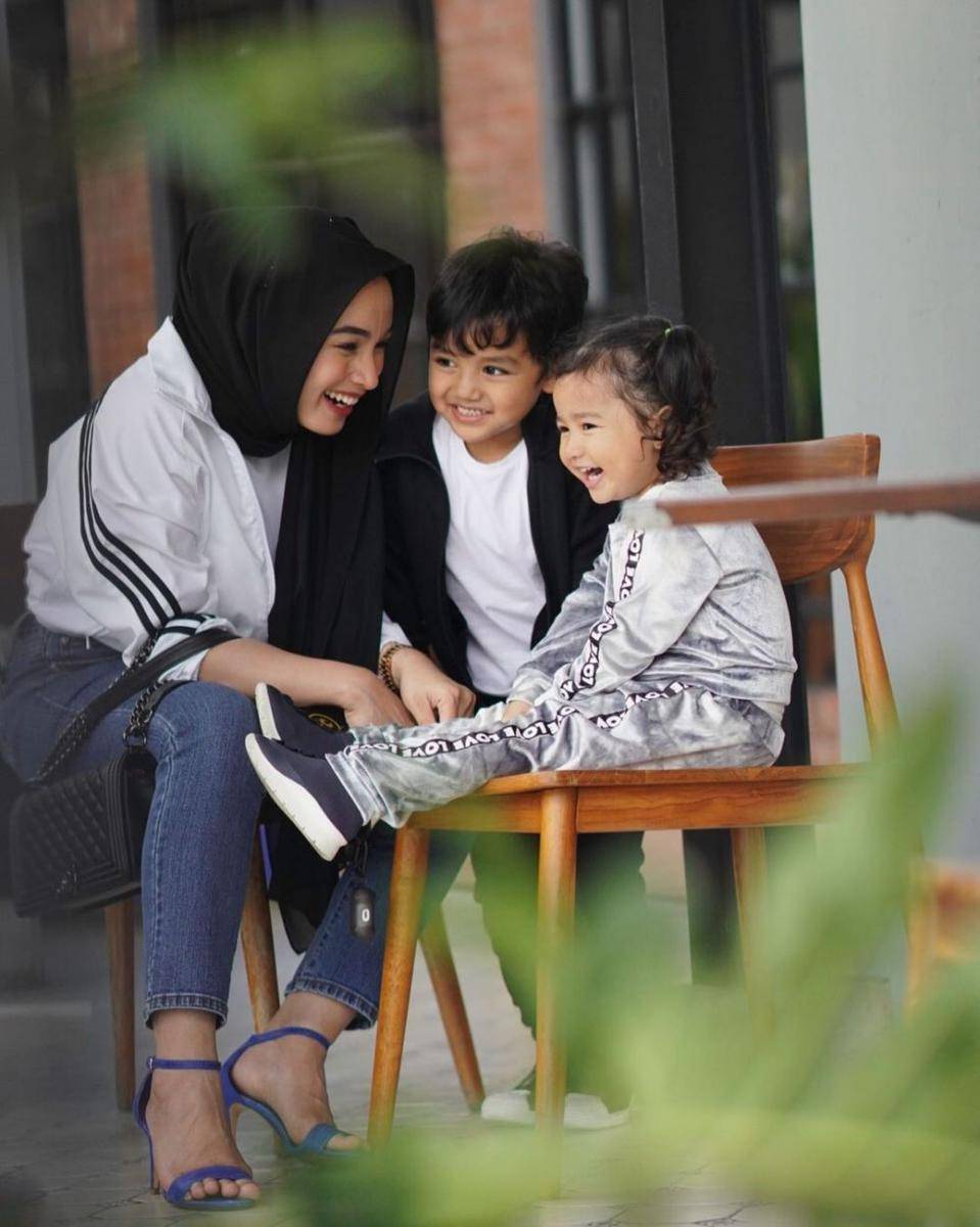 potret Tya Arifin dan buah hati (instagram.com/tyaarifinnw)