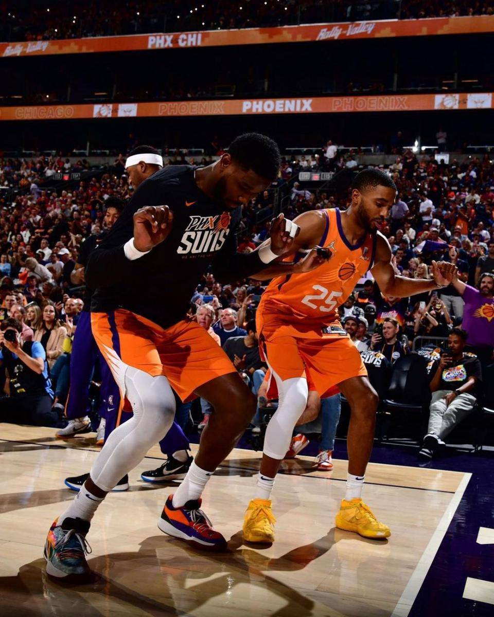 Ritual game Mikal Bridges dan DeAndre Ayton (instagram.com/mikalbridges)