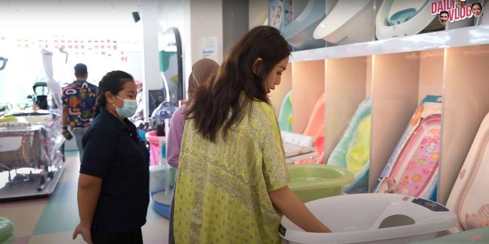 Jessica Iskandar belanja peralatan bayi (youtube/jessicaiskandar)