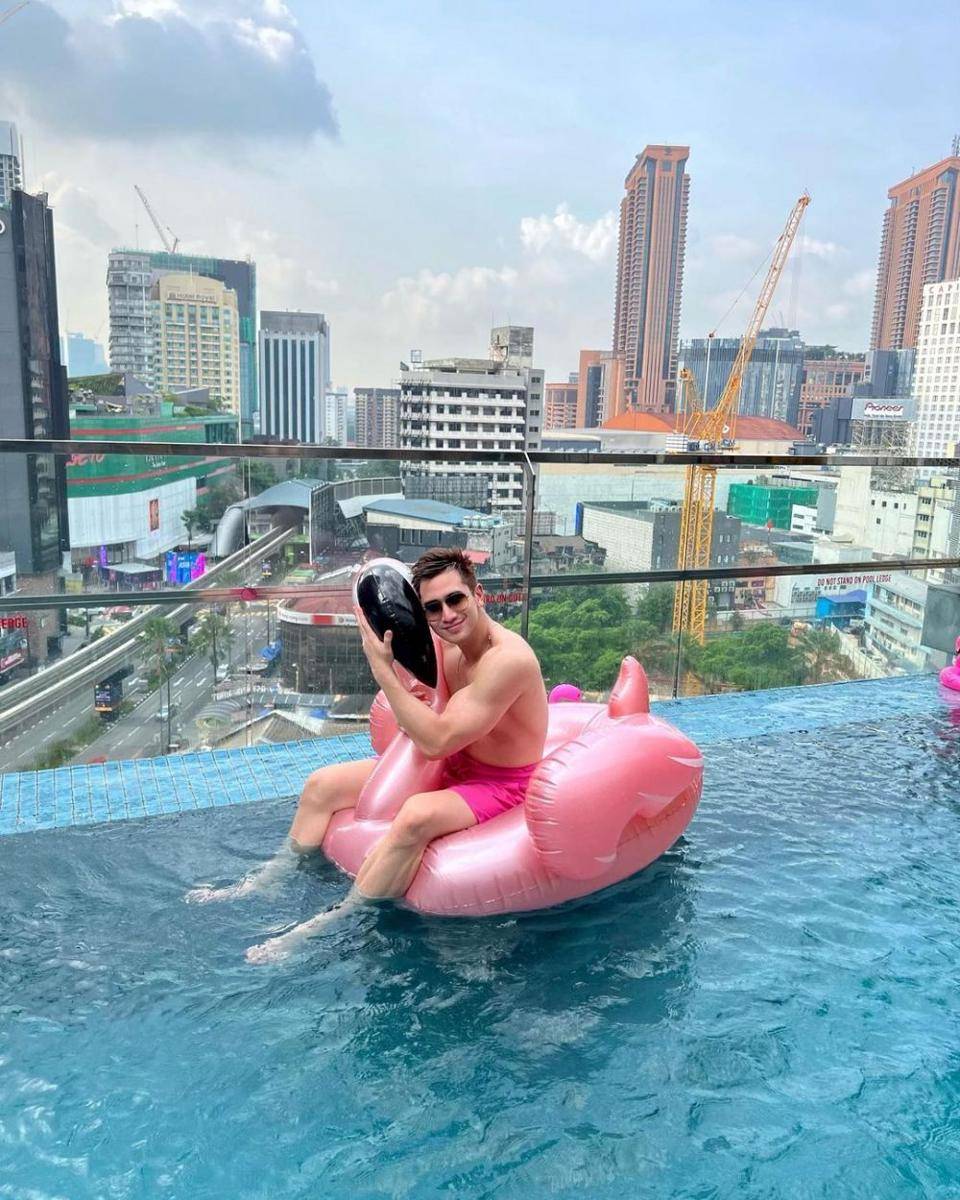 potret keseruan Verrell Bramasta liburan di Malaysia (instagram.com/bramastavrl)