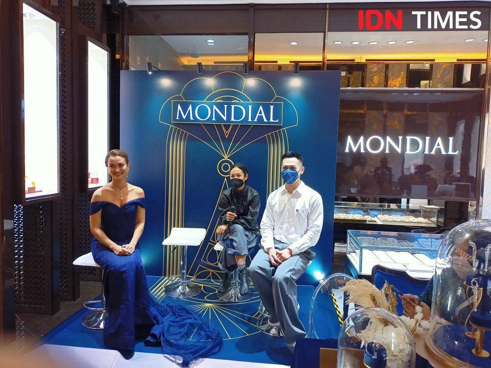 Leslie Christian Saputra selaku General Manager MONDIAL dan para narasumber lain dalam acara Grand Launching Gala and Glamorous Collection by Mondial. 14 April 2022. (IDN Times/M. Tarmizi Murdianto)