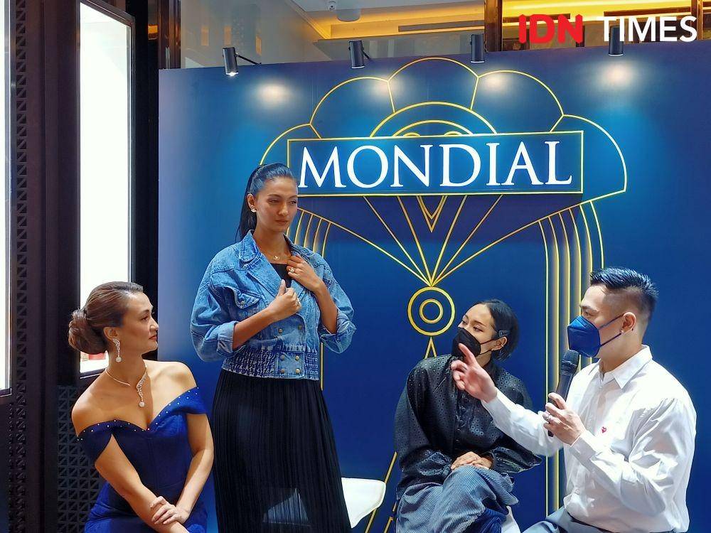 Leslie Christian Saputra selaku General Manager MONDIAL dan para narasumber lain dalam acara Grand Launching Gala and Glamorous Collection by Mondial. 14 April 2022. (IDN Times/M. Tarmizi Murdianto)