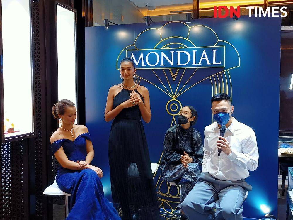 Leslie Christian Saputra selaku General Manager MONDIAL dan para narasumber lain dalam acara Grand Launching Gala and Glamorous Collection by Mondial. 14 April 2022. (IDN Times/M. Tarmizi Murdianto)