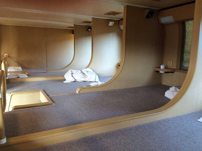 tampilan kelas Nobi Nobi, salah satu kelas dengan harga termurah di kereta Sunrise Express (japan-experience.com/Rob Goss)