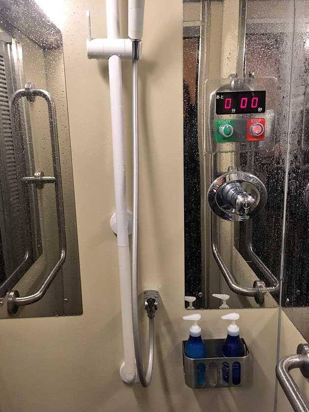 kamar mandi sebagai salah satu fasilitas yang tersedia di kereta Sunrise Express (japan-experience.com/Rob Goss)