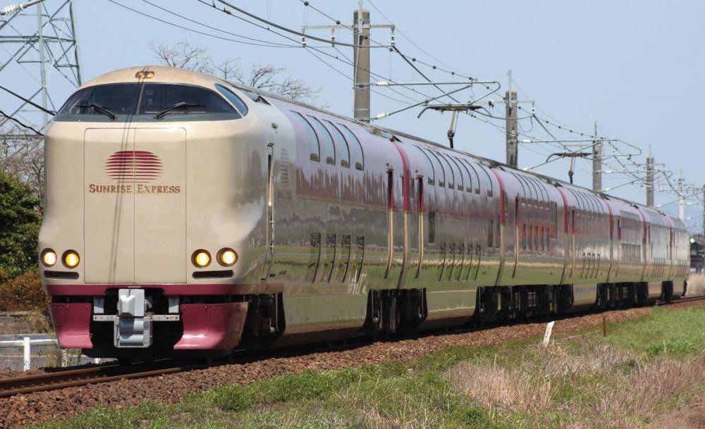 Kereta Sunrise Express beroperasi secara rutin setiap harinya (jrailpass.com)