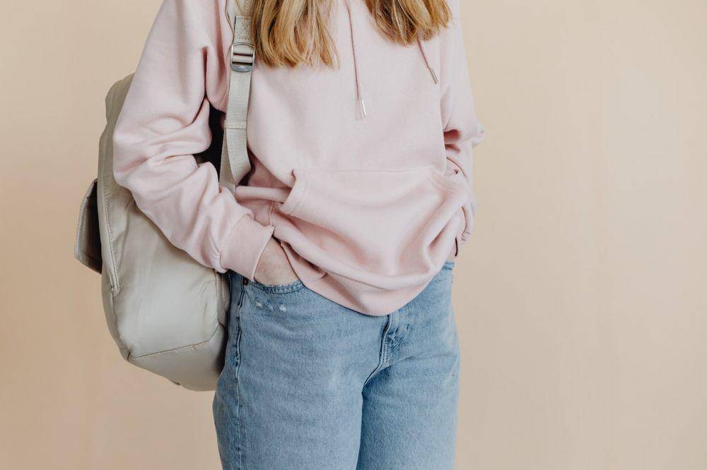 ilustrasi perempuan dengan ransel (pexels.com/Karolina Grabowska)