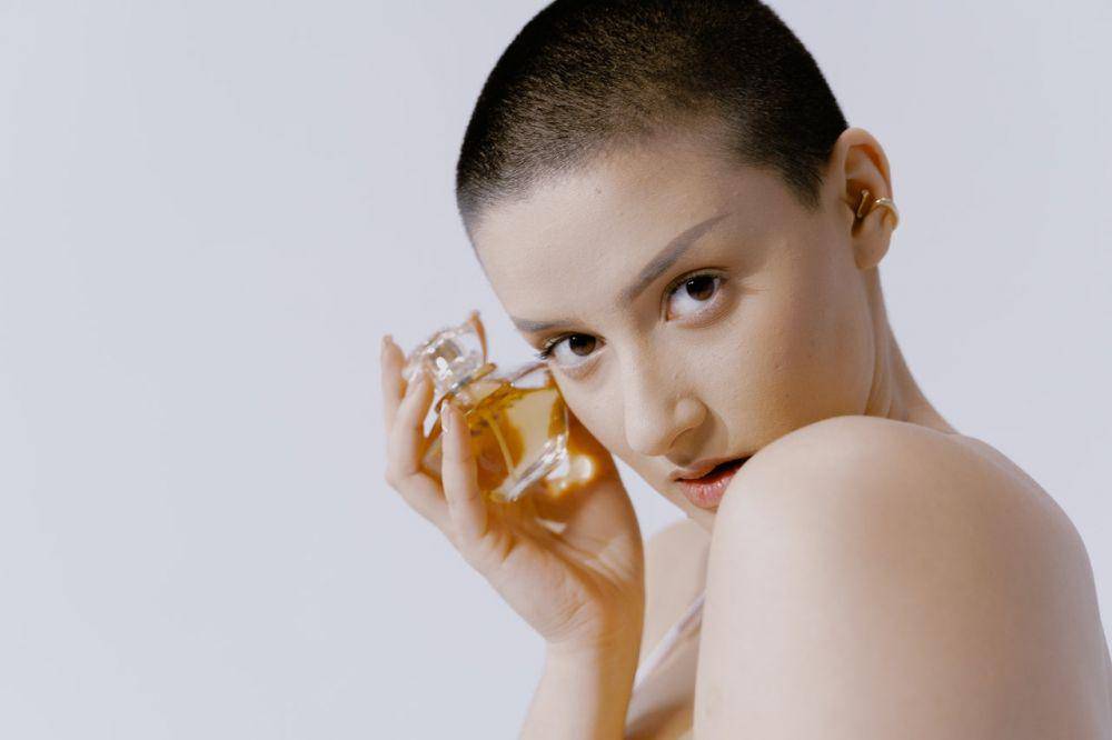 ilustrasi perempuan dan parfum (pexels.com/MART PRODUCTION)