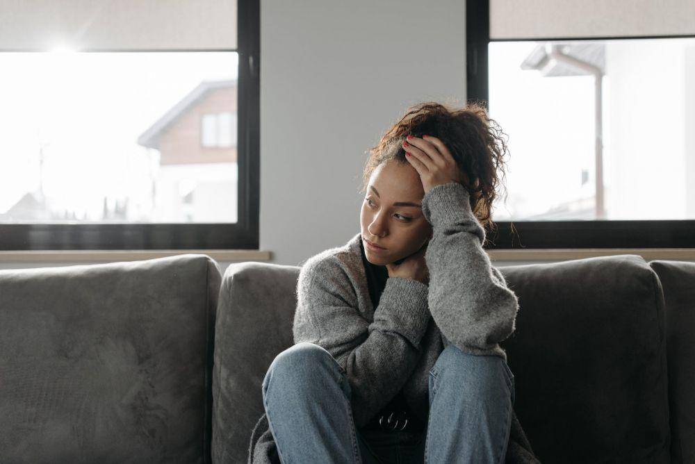 potret perempuan berpikir (pexels.com/Pavel Danilyuk)