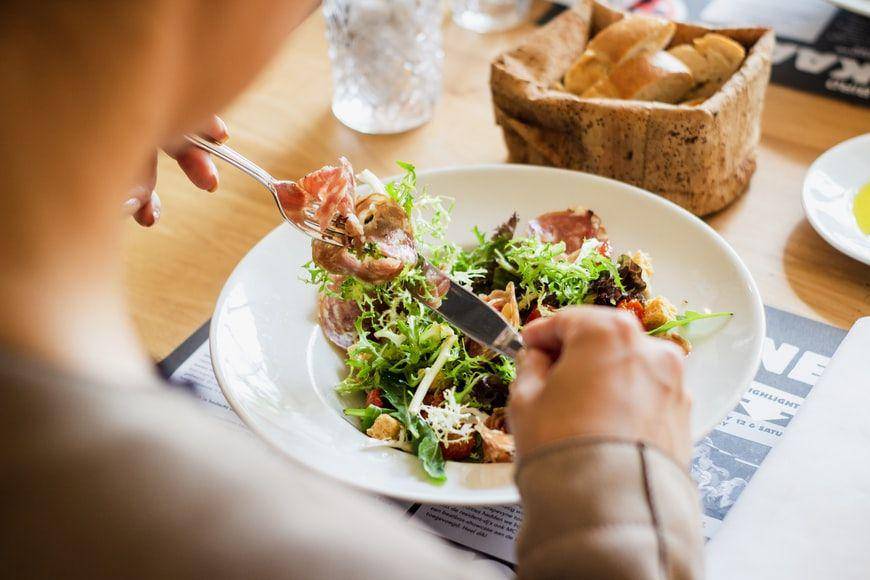 ilustrasi mengonsumsi makanan sehat (Unsplash.com/ Louis Hansel)