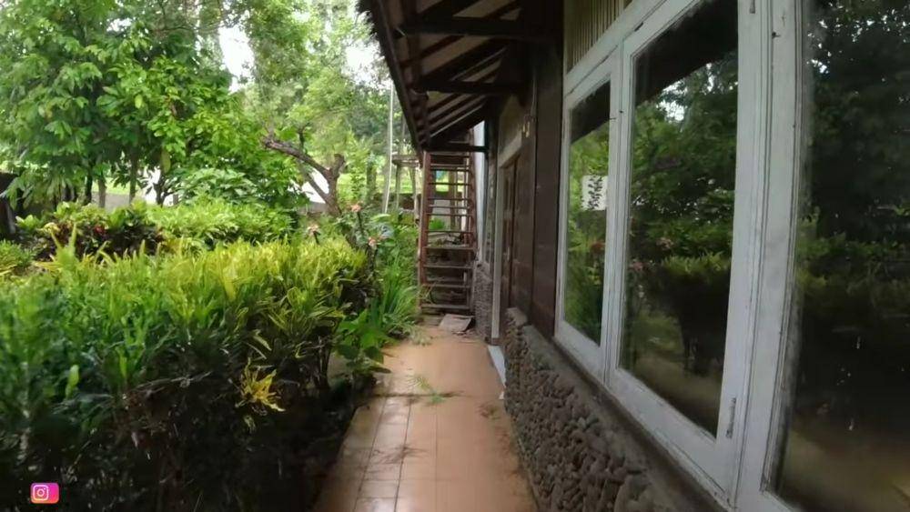 Kondisi rumah Lydia Kandou di dekat Pantai Carita. (dok.youtube.com/BANGKUKOSONGTV)