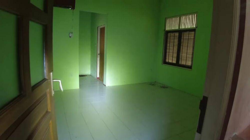 Kondisi rumah Lydia Kandou di dekat Pantai Carita. (dok.youtube.com/BANGKUKOSONGTV)