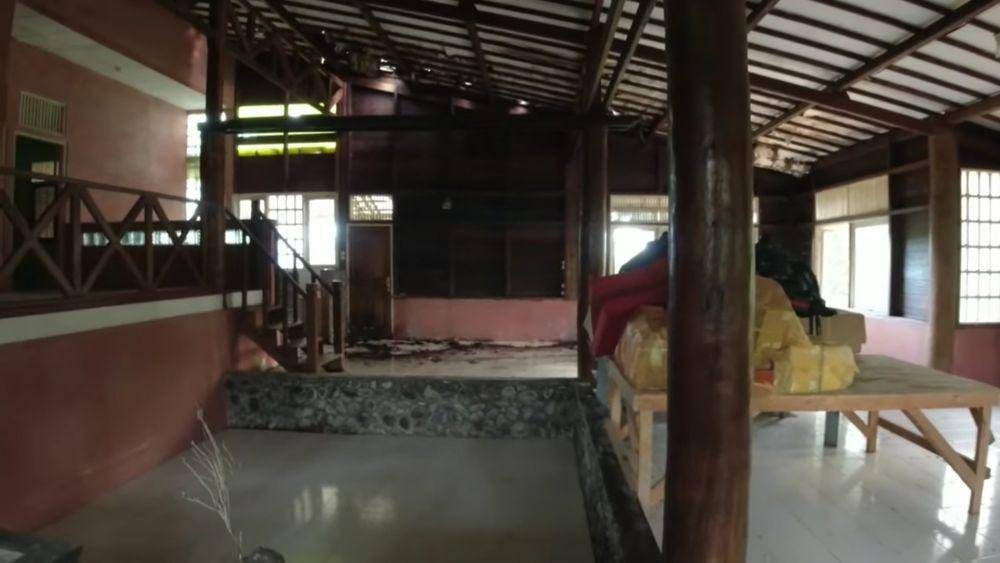 Kondisi rumah Lydia Kandou di dekat Pantai Carita. (dok.youtube.com/BANGKUKOSONGTV)