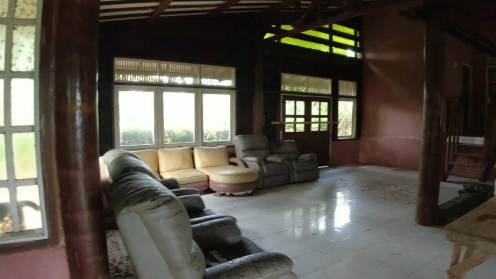 Kondisi rumah Lydia Kandou di dekat Pantai Carita. (dok.youtube.com/BANGKUKOSONGTV)