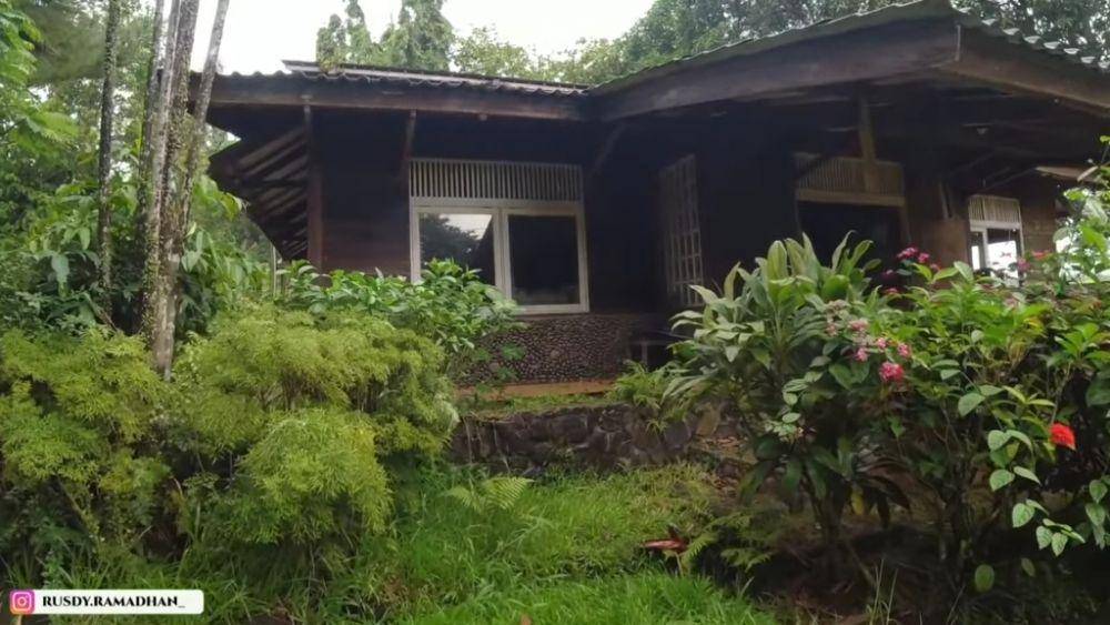 Kondisi rumah Lydia Kandou di dekat Pantai Carita. (dok.youtube.com/BANGKUKOSONGTV)