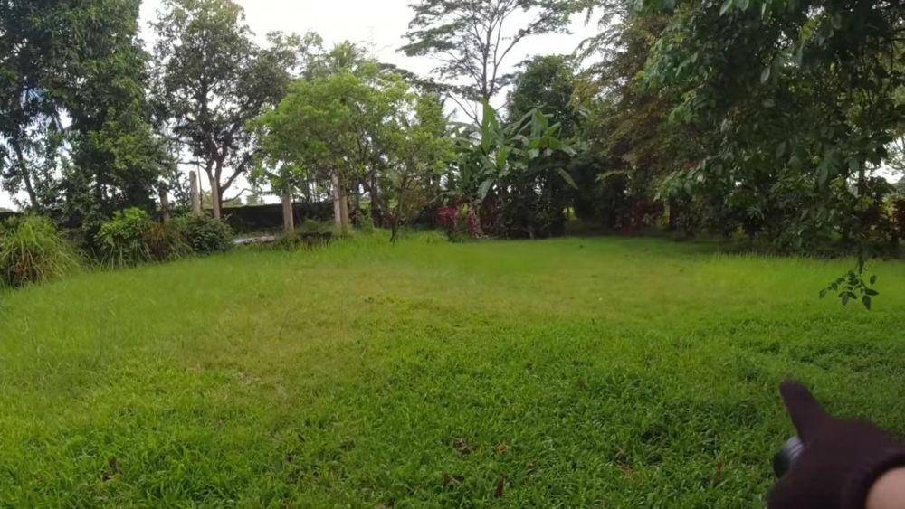 Kondisi rumah Lydia Kandou di dekat Pantai Carita. (dok.youtube.com/BANGKUKOSONGTV)