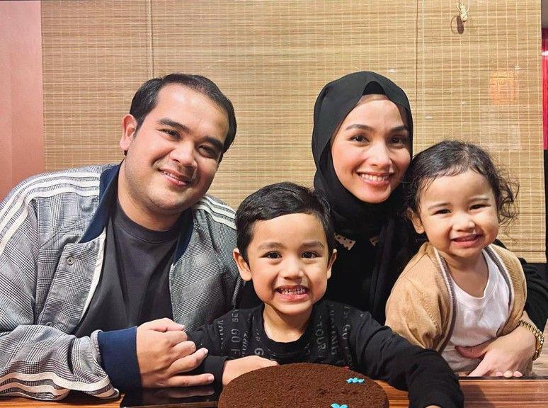 9 Potret Harmonis Keluarga Tya Arifin, Bahagia dengan Dua Buah Hati!