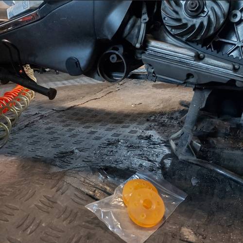 Ilustrasi karet engine mounting Vespa matic (Tokopedia)