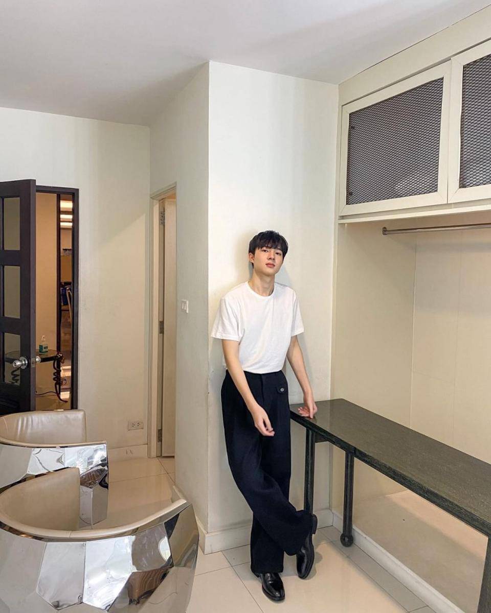 ide outfit putih ala NuNew Chawarin (instagram.com/new_cwr)