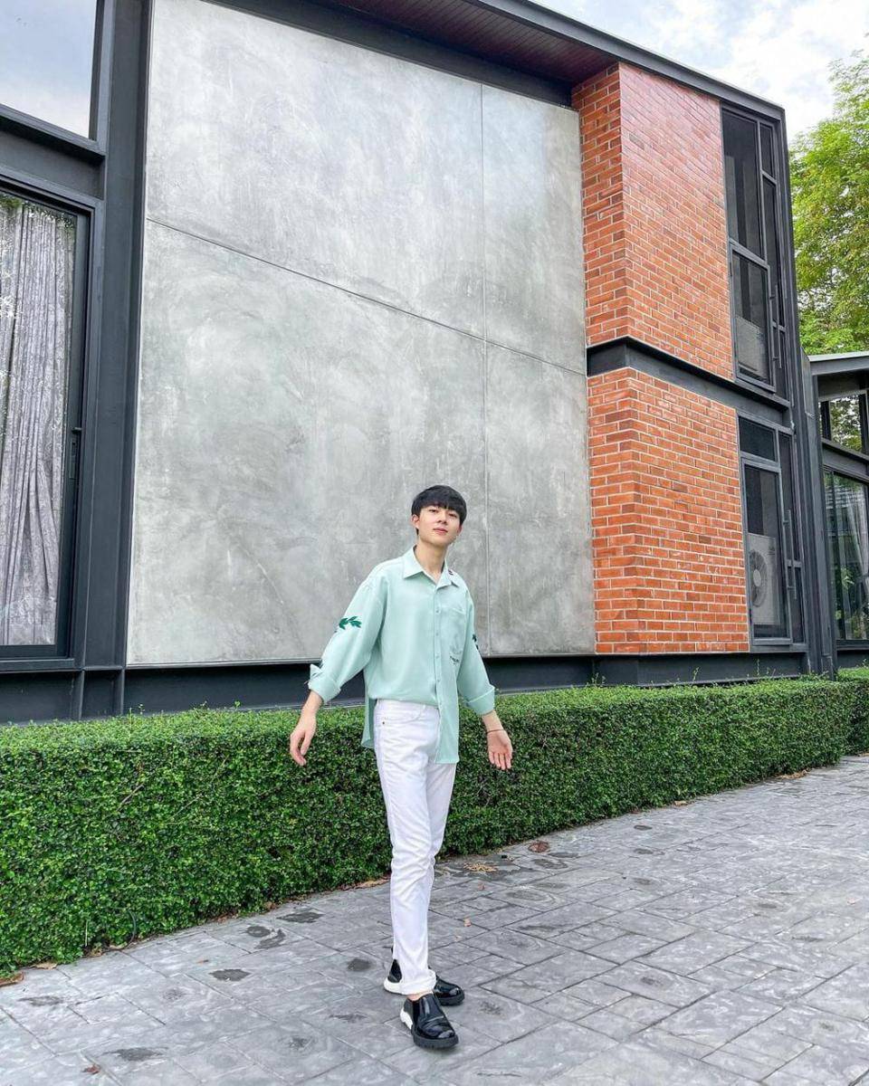 ide outfit putih ala NuNew Chawarin (instagram.com/new_cwr)