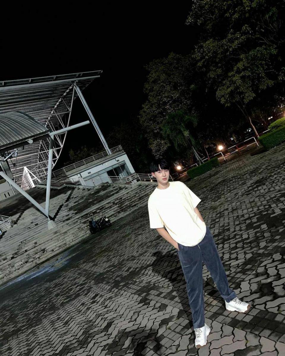 ide outfit putih ala NuNew Chawarin (instagram.com/new_cwr)