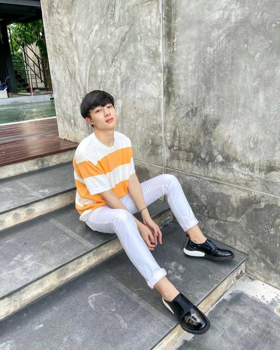 ide outfit putih ala NuNew Chawarin (instagram.com/new_cwr)