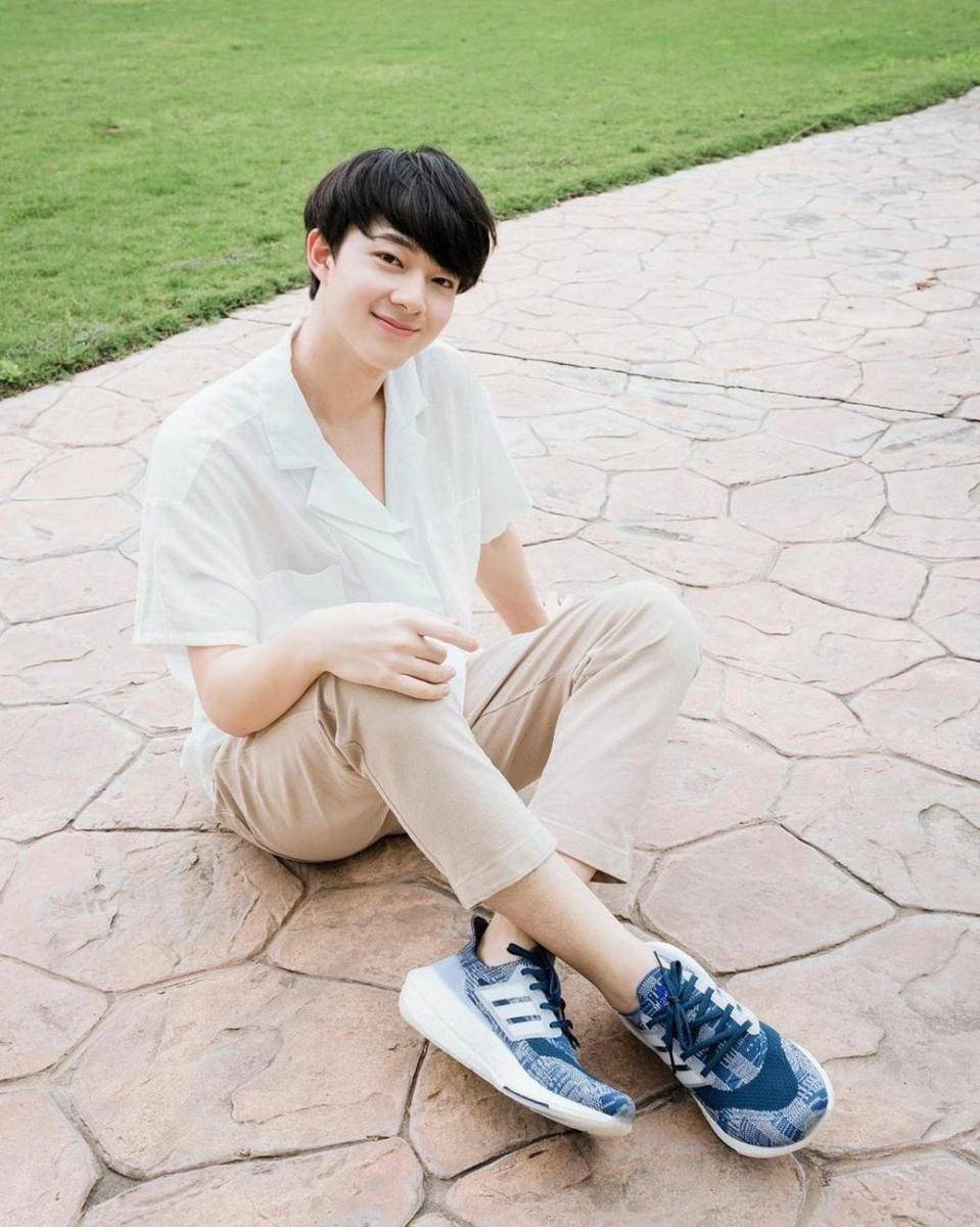 ide outfit putih ala NuNew Chawarin (instagram.com/new_cwr)