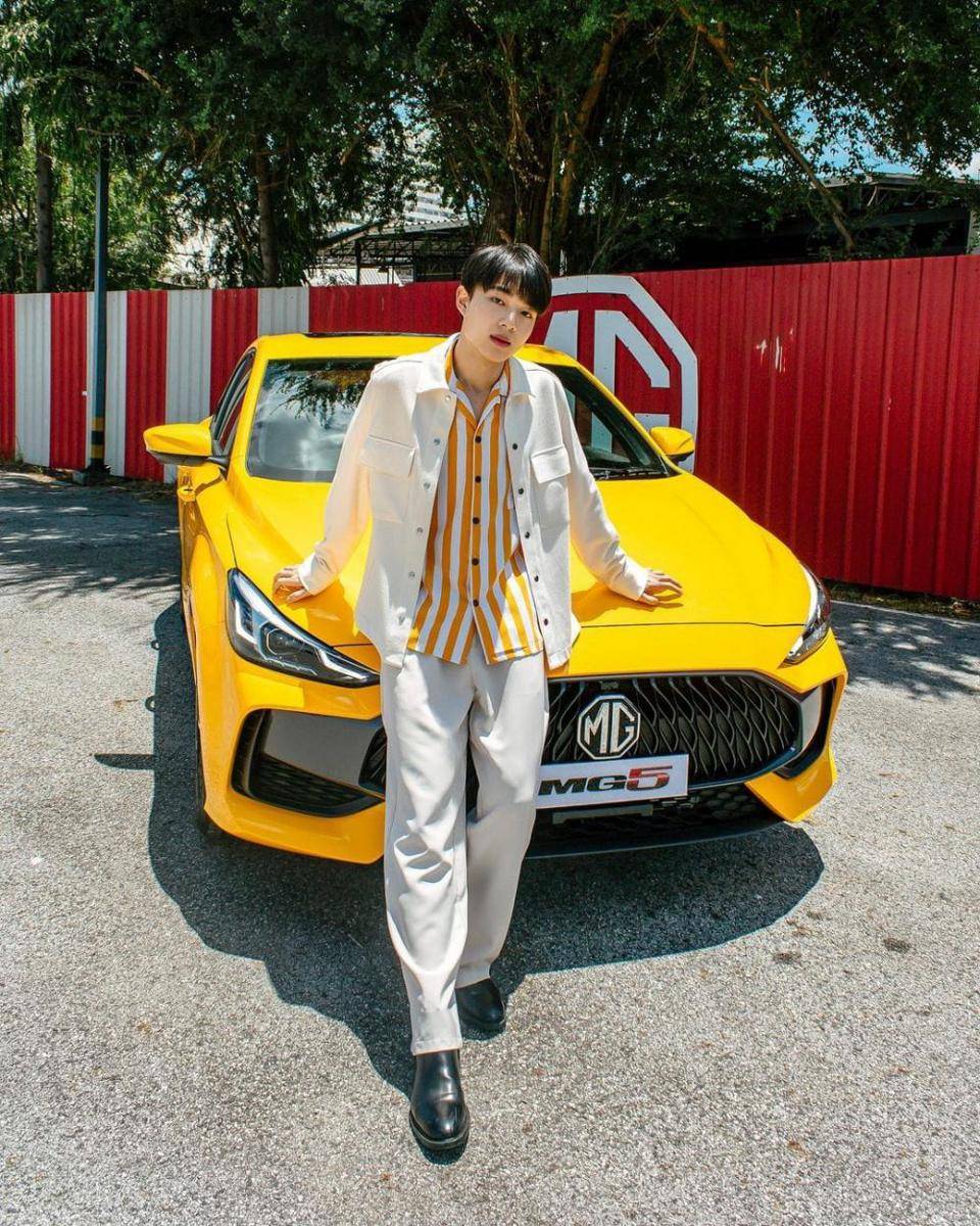 ide outfit putih ala NuNew Chawarin (instagram.com/new_cwr)