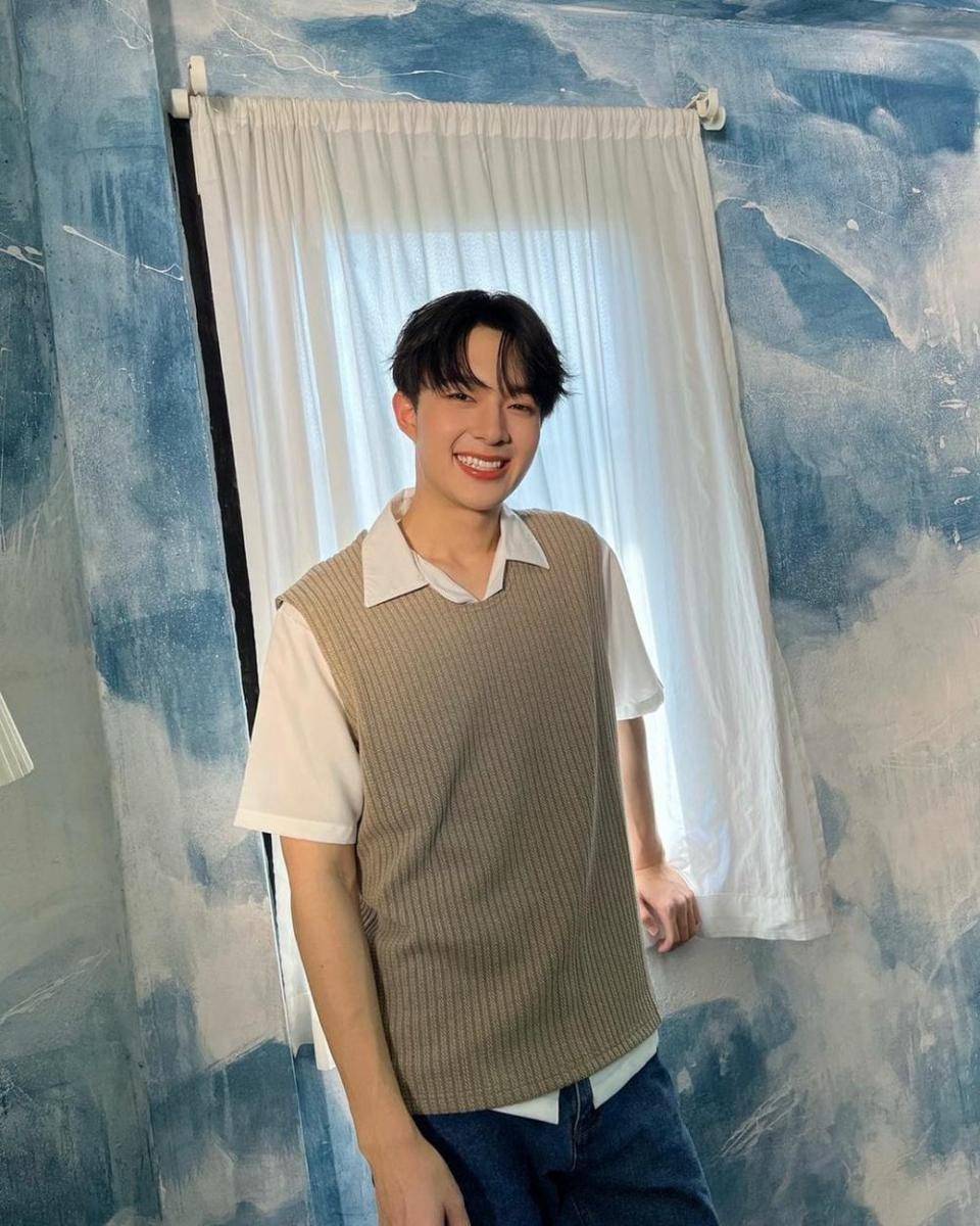 ide outfit putih ala NuNew Chawarin (instagram.com/new_cwr)