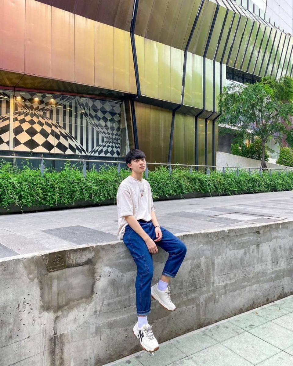 ide outfit putih ala NuNew Chawarin (instagram.com/new_cwr)