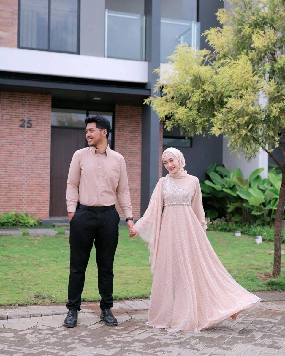 inspirasi baju kondangan couple warna pink (instagram.com/sin.sr)