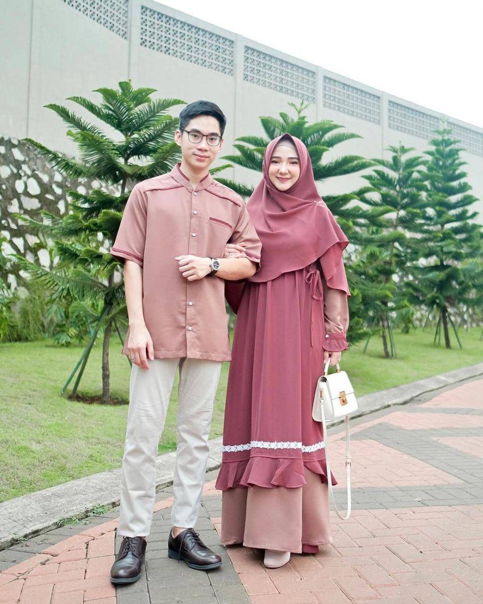 inspirasi baju kondangan couple warna pink (instagram.com/ayuindriati)