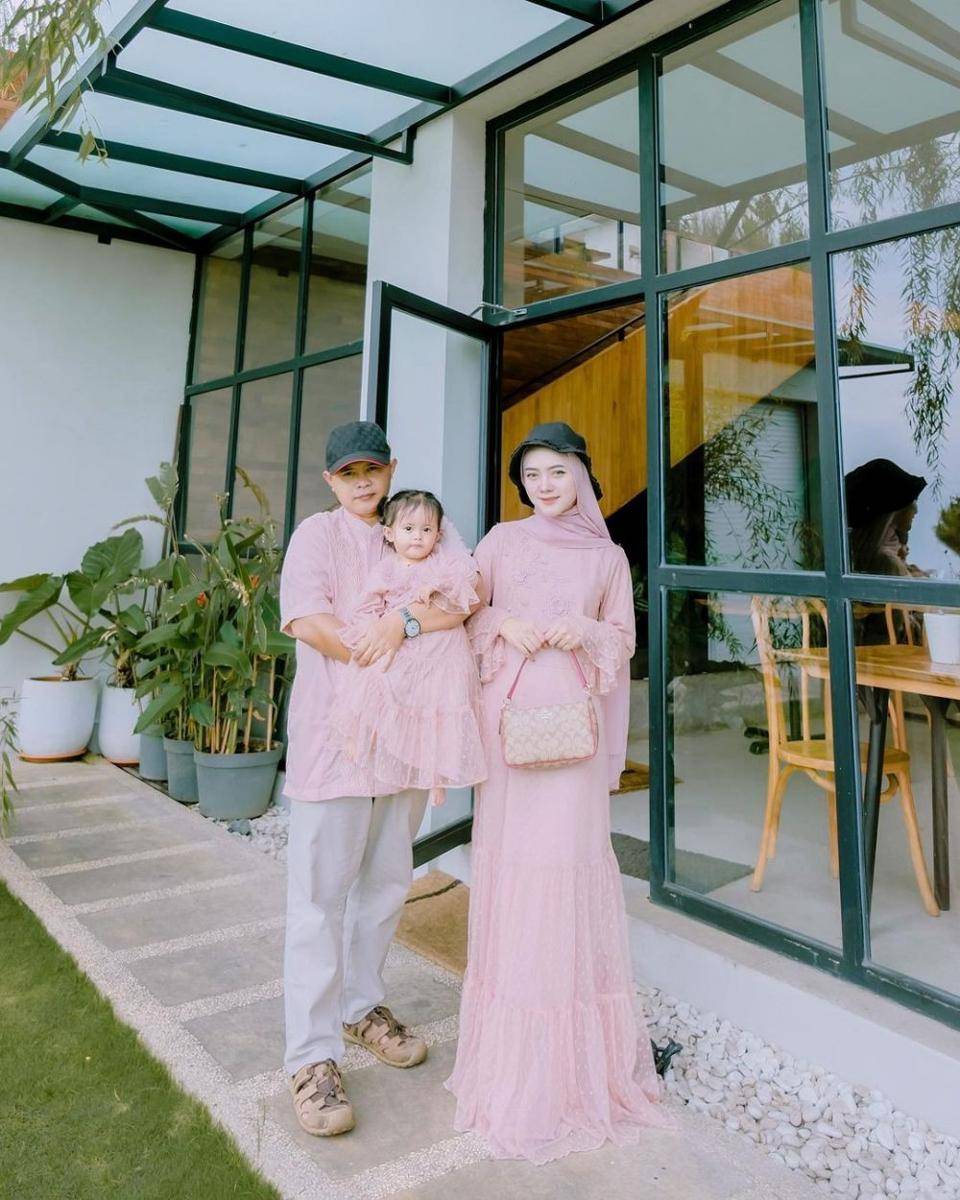inspirasi baju kondangan couple warna pink (instagram.com/nafisahfauziyyahh)