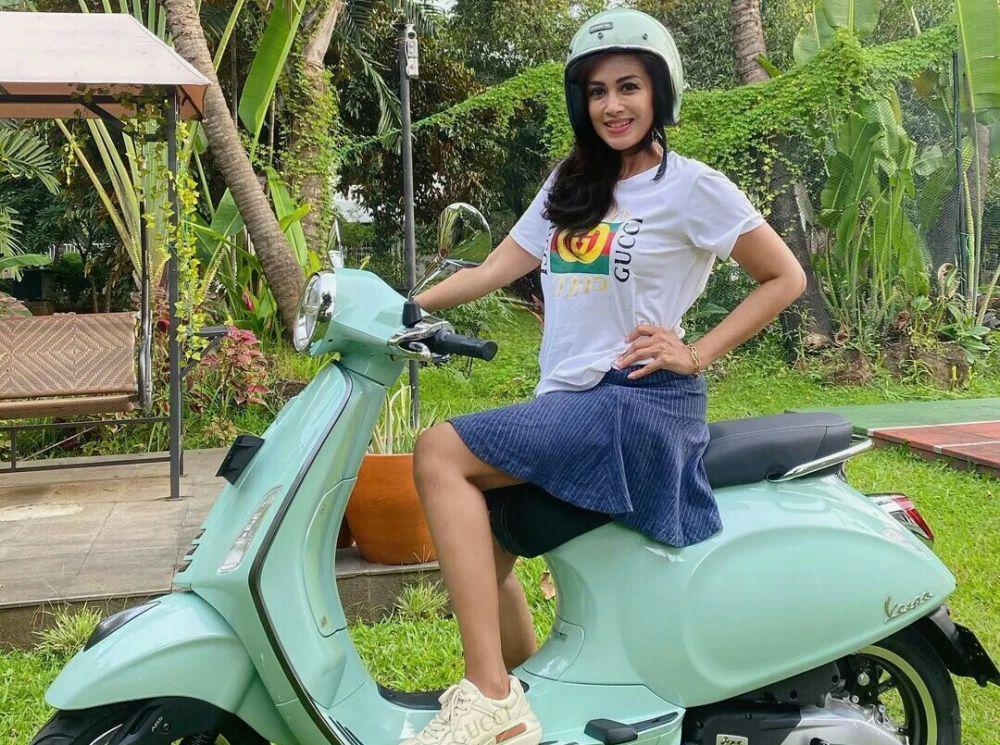 9 Potret Diah Permatasari Bersama Vespa Kesayangan, Warnanya Gemas