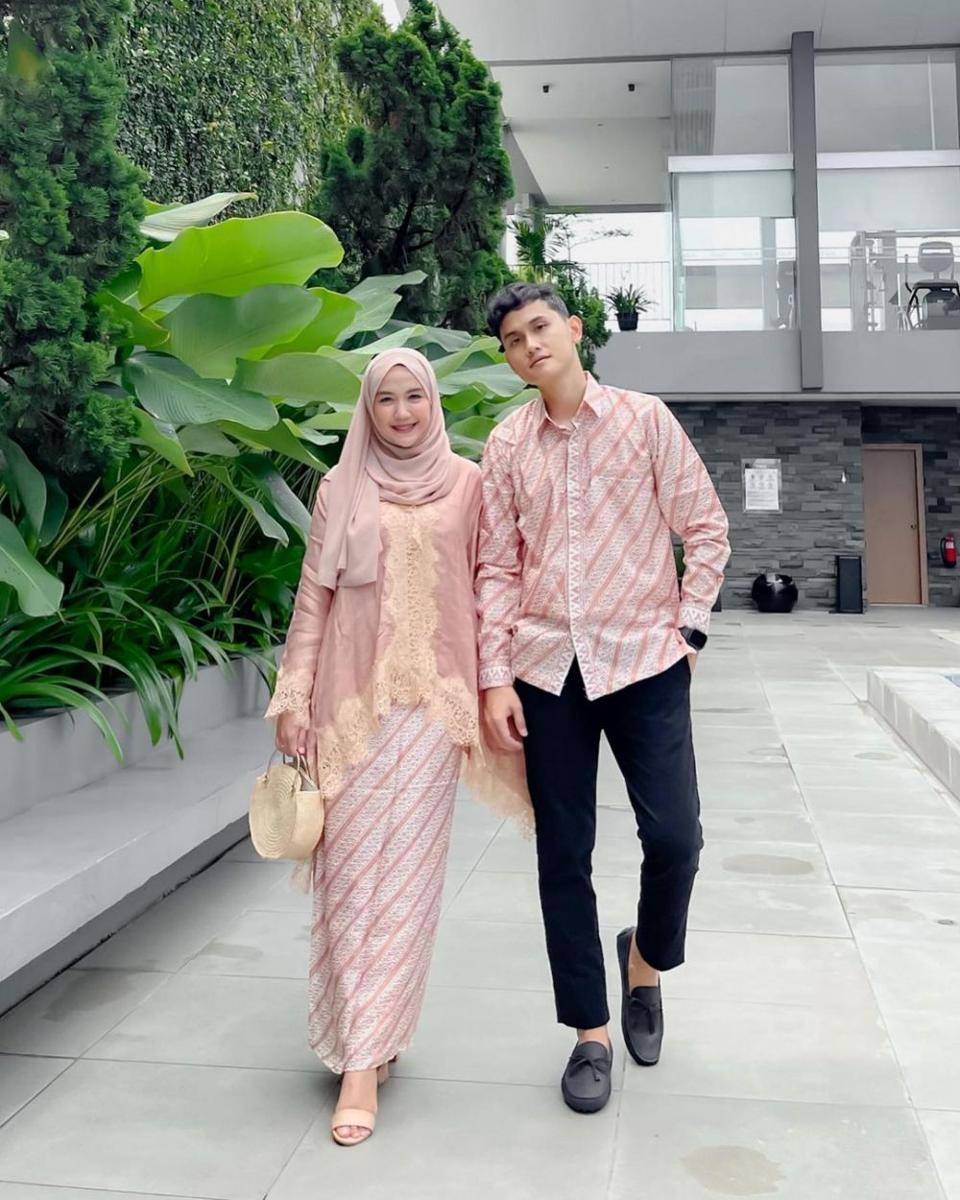 inspirasi baju kondangan couple warna pink (instagram.com/aestetika_)