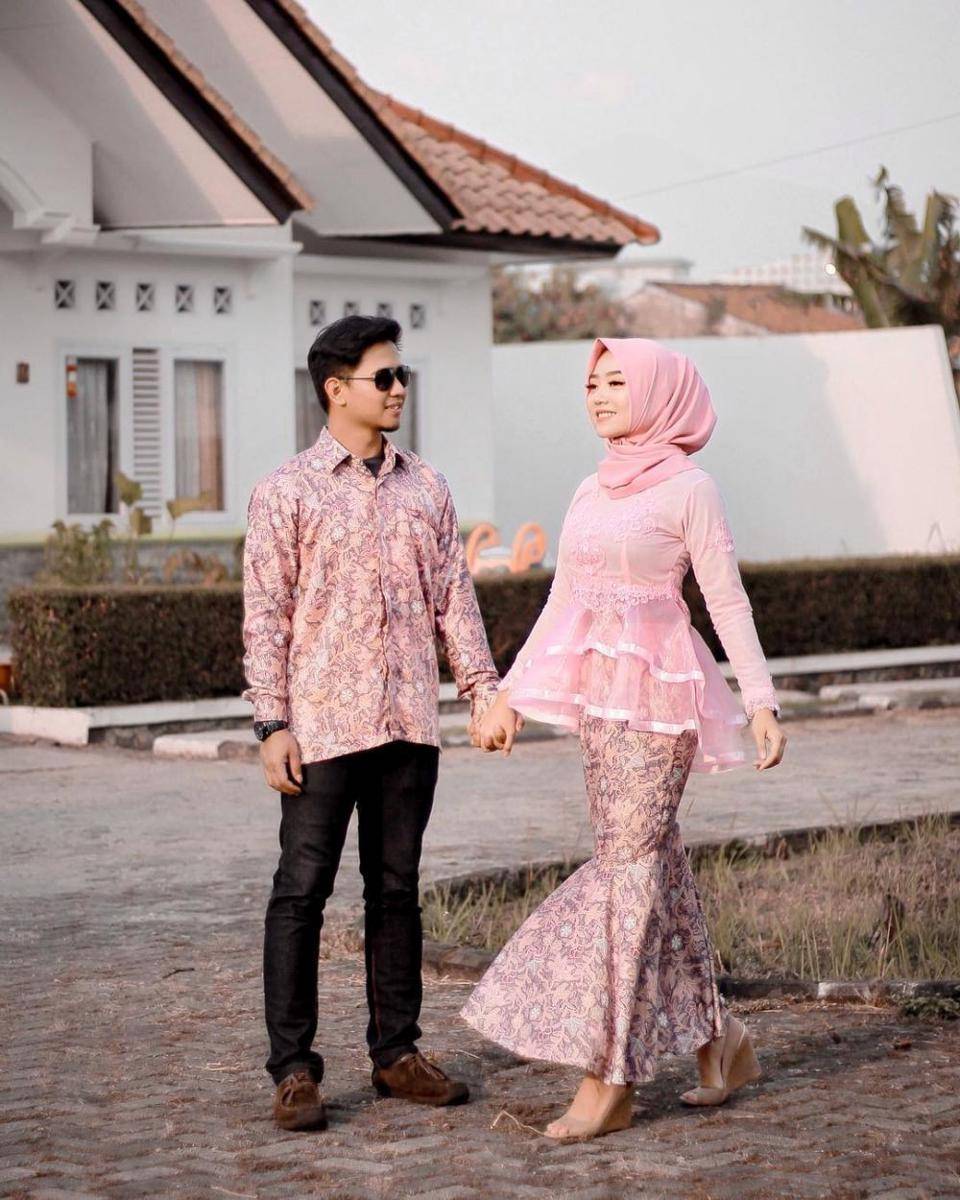 inspirasi baju kondangan couple warna pink (instagram.com/dathialz)
