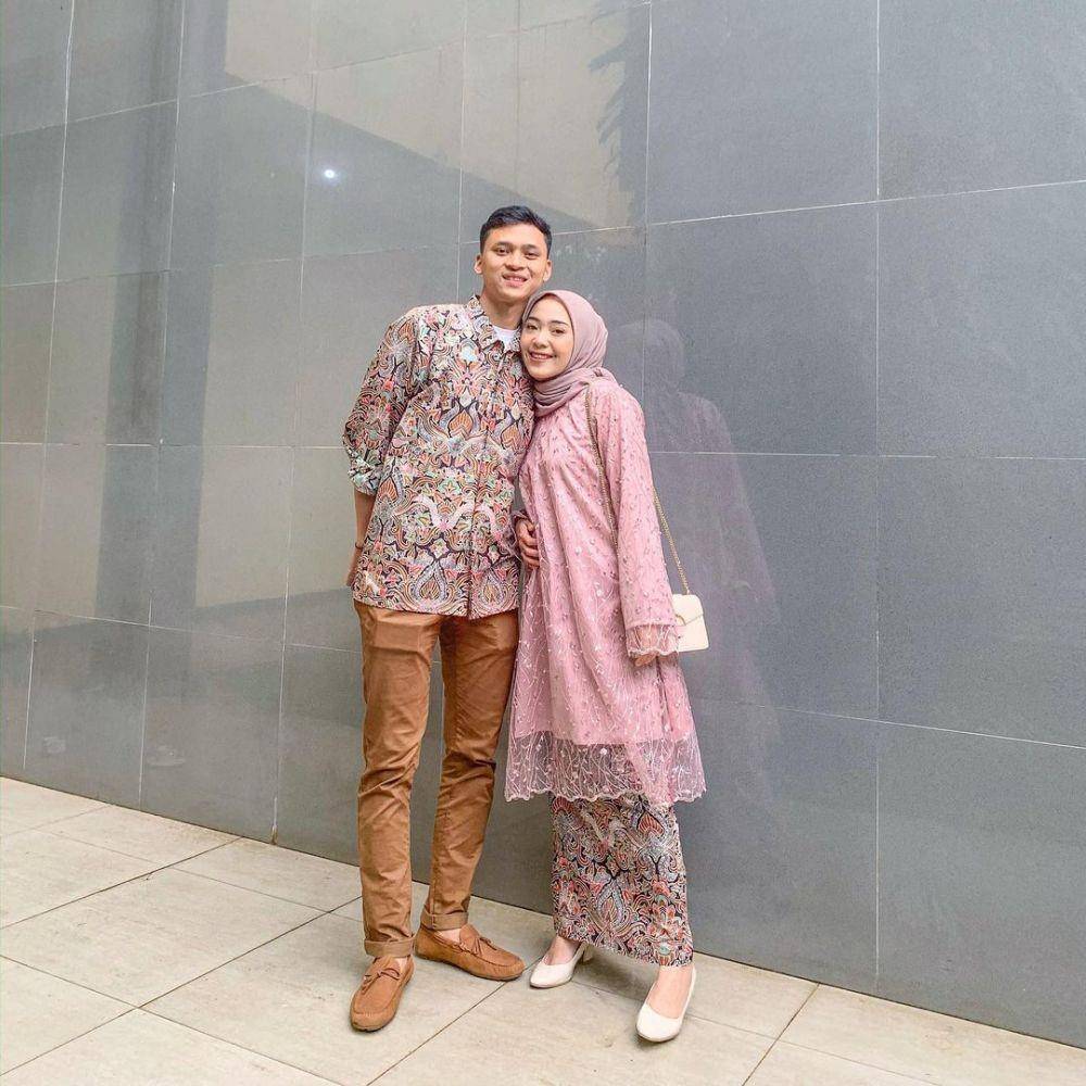 inspirasi baju kondangan couple warna pink (instagram.com/putrimelatii)