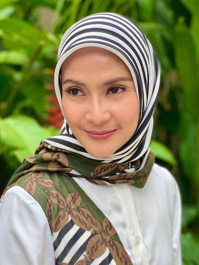 Maudy Koesnaedi berhijab (Instagram.com/maudykoesnaedi)