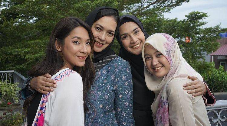 Maudy Koesnaedi berhijab (Instagram.com/maudykoesnaedi)