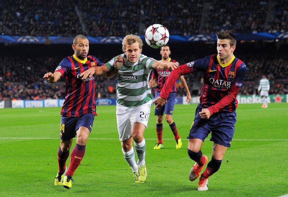 Teemu Pukki berduel dengan Javier Mascherano dan Gerard Pique. (twitter.com/ChampionsLeague)
