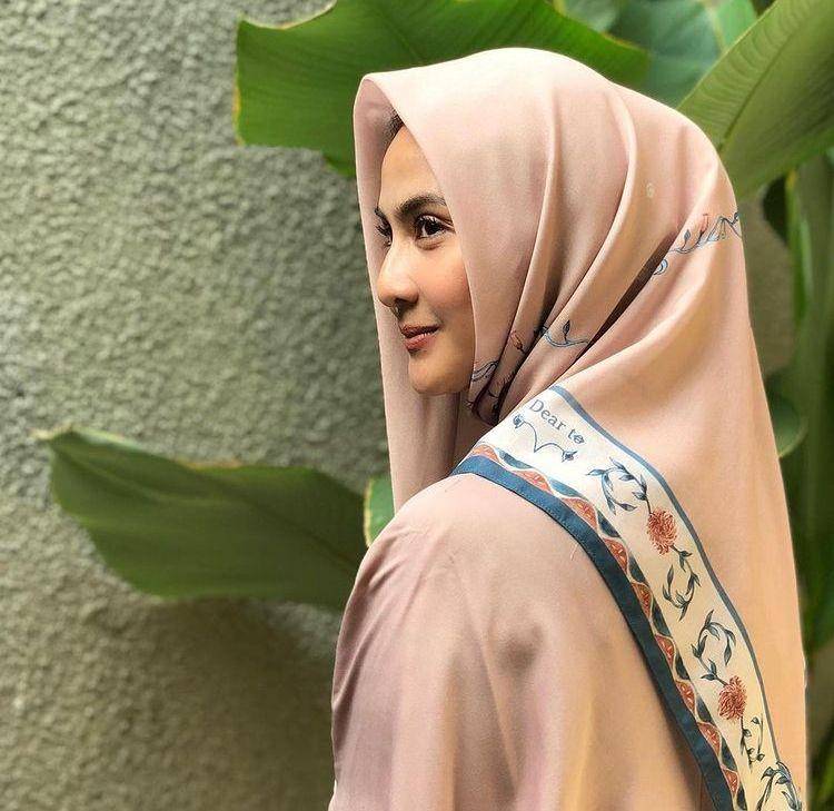 Maudy Koesnaedi berhijab (Instagram.com/maudykoesnaedi)