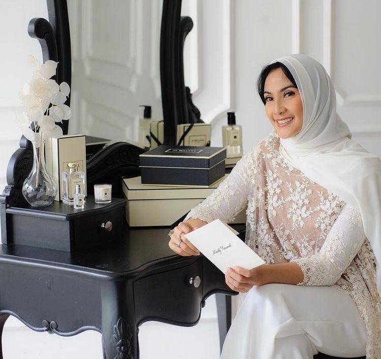 Maudy Koesnaedi berhijab (instagram.com/maudykoesnaedi)